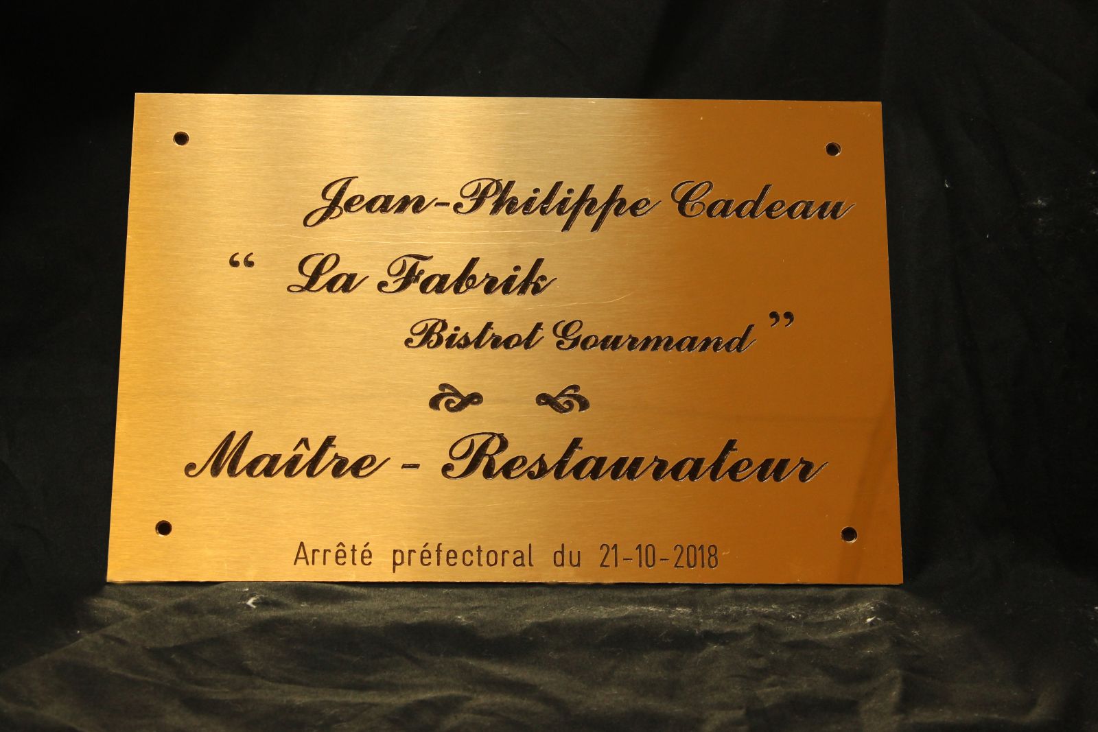 Plaque laiton maître restaurateur gravée et peinte